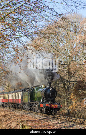 Bewdley, UK. 18 novembre, 2018. Météo France : les voyageurs sur la Severn Valley Railway (a heritage railway entre Kidderminster et Bridgnorth) Profitez de l'automne glorieux soleil comme leur vintage UK locomotive à vapeur passe à travers le beau, l'automne, rural, campagne du Worcestershire, soufflant de la fumée et de la vapeur. Credit : Lee Hudson/Alamy Live News Banque D'Images