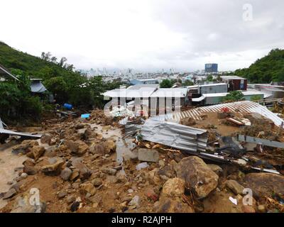 Nha Trang, Viêt Nam. 18 Nov, 2018. Maisons endommagées n'est observée après un glissement de terrain de la ville de Nha Trang, province de Khanh Hoa, Vietnam, le 18 novembre, 2018. Les glissements de terrain et inondations étincelaient par le typhon Toraji ont fait au moins 12 morts, six blessés et deux disparus au Vietnam central de la ville de Nha Trang, selon les autorités locales le dimanche. Source : Xinhua/VNA/Alamy Live News Banque D'Images
