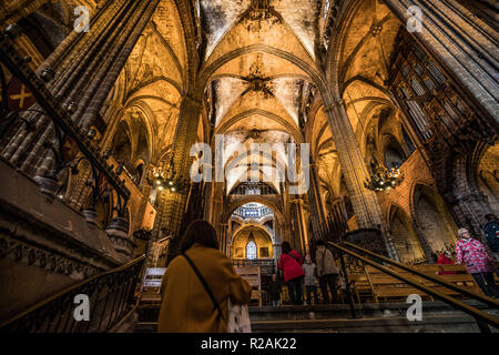 Barcelone, Espagne. Déc 20, 2017. Voir en haute dans l'intérieur de la cathédrale Sagrada Familia, une basilique catholique romaine dans le district de l'Eixample. Depuis 1882 il a été construit selon les plans de l'architecte catalan Antoni Gaudi. Crédit : Frank Rumpenhorst/dpa/Alamy Live News Banque D'Images