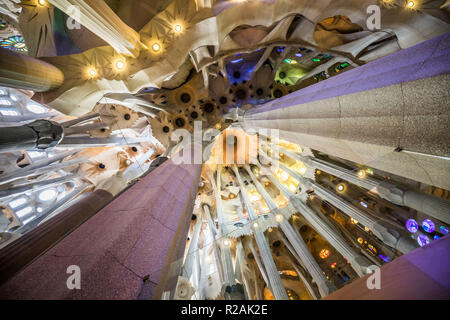 Barcelone, Espagne. Déc 20, 2017. Voir en haute dans l'intérieur de la cathédrale Sagrada Familia, une basilique catholique romaine dans le district de l'Eixample. Depuis 1882 il a été construit selon les plans de l'architecte catalan Antoni Gaudi. Crédit : Frank Rumpenhorst/dpa/Alamy Live News Banque D'Images