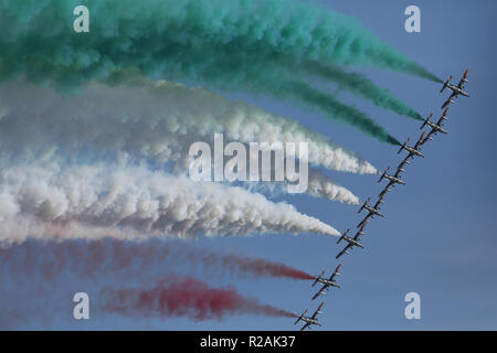 La ville de Koweït, Koweït. 18 Nov 2018. L'Armée de l'air italienne de l'équipe acrobatique "Frecce Tricolori" effectue dans la ville de Koweït, le 18 novembre 2018. La semaine italienne '2018', qui vise à renforcer les bonnes relations entre l'Italie et le Koweït, ont démarré le dimanche au Koweït. Un show aérien effectué au tours du Koweït par l'Armée de l'air italienne de l'équipe acrobatique "Frecce Tricolori", l'un des plus célèbre formation acrobatique, a ouvert l'activité. (Xinhua/Nie Yunpeng)(dh) Credit : Xinhua/Alamy Live News Banque D'Images