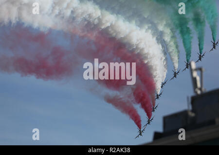 La ville de Koweït, Koweït. 18 Nov 2018. L'Armée de l'air italienne de l'équipe acrobatique "Frecce Tricolori" effectue dans la ville de Koweït, le 18 novembre 2018. La semaine italienne '2018', qui vise à renforcer les bonnes relations entre l'Italie et le Koweït, ont démarré le dimanche au Koweït. Un show aérien effectué au tours du Koweït par l'Armée de l'air italienne de l'équipe acrobatique "Frecce Tricolori", l'un des plus célèbre formation acrobatique, a ouvert l'activité. (Xinhua/Nie Yunpeng)(dh) Credit : Xinhua/Alamy Live News Banque D'Images