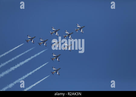 La ville de Koweït, Koweït. 18 Nov 2018. L'Armée de l'air italienne de l'équipe acrobatique "Frecce Tricolori" effectue dans la ville de Koweït, le 18 novembre 2018. La semaine italienne '2018', qui vise à renforcer les bonnes relations entre l'Italie et le Koweït, ont démarré le dimanche au Koweït. Un show aérien effectué au tours du Koweït par l'Armée de l'air italienne de l'équipe acrobatique "Frecce Tricolori", l'un des plus célèbre formation acrobatique, a ouvert l'activité. (Xinhua/Nie Yunpeng)(dh) Credit : Xinhua/Alamy Live News Banque D'Images