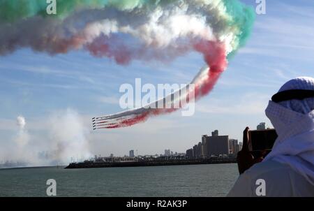 La ville de Koweït, Koweït. 18 Nov 2018. Regarder les gens de l'aéronautique de l'Armée de l'air italienne de l'équipe acrobatique "Frecce Tricolori" à Koweït City le 18 novembre 2018. La semaine italienne '2018', qui vise à renforcer les bonnes relations entre l'Italie et le Koweït, ont démarré le dimanche au Koweït. Un show aérien effectué au tours du Koweït par l'Armée de l'air italienne de l'équipe acrobatique "Frecce Tricolori", l'un des plus célèbre formation acrobatique, a ouvert l'activité. (Xinhua/Joseph Shagra)(dh) Credit : Xinhua/Alamy Live News Banque D'Images