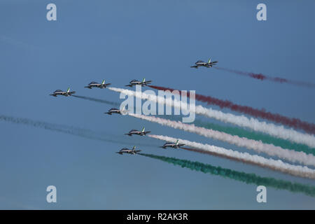 La ville de Koweït, Koweït. 18 Nov 2018. L'Armée de l'air italienne de l'équipe acrobatique "Frecce Tricolori" effectue dans la ville de Koweït, le 18 novembre 2018. La semaine italienne '2018', qui vise à renforcer les bonnes relations entre l'Italie et le Koweït, ont démarré le dimanche au Koweït. Un show aérien effectué au tours du Koweït par l'Armée de l'air italienne de l'équipe acrobatique "Frecce Tricolori", l'un des plus célèbre formation acrobatique, a ouvert l'activité. (Xinhua/Nie Yunpeng)(dh) Credit : Xinhua/Alamy Live News Banque D'Images