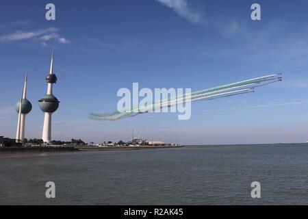 La ville de Koweït, Koweït. 18 Nov 2018. L'Armée de l'air italienne de l'équipe acrobatique "Frecce Tricolori" effectue dans la ville de Koweït, le 18 novembre 2018. La semaine italienne '2018', qui vise à renforcer les bonnes relations entre l'Italie et le Koweït, ont démarré le dimanche au Koweït. Un show aérien effectué au tours du Koweït par l'Armée de l'air italienne de l'équipe acrobatique "Frecce Tricolori", l'un des plus célèbre formation acrobatique, a ouvert l'activité. (Xinhua/Joseph Shagra)(dh) Credit : Xinhua/Alamy Live News Banque D'Images