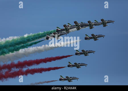 La ville de Koweït, Koweït. 18 Nov 2018. L'Armée de l'air italienne de l'équipe acrobatique "Frecce Tricolori" effectue dans la ville de Koweït, le 18 novembre 2018. La semaine italienne '2018', qui vise à renforcer les bonnes relations entre l'Italie et le Koweït, ont démarré le dimanche au Koweït. Un show aérien effectué au tours du Koweït par l'Armée de l'air italienne de l'équipe acrobatique "Frecce Tricolori", l'un des plus célèbre formation acrobatique, a ouvert l'activité. (Xinhua/Nie Yunpeng)(dh) Credit : Xinhua/Alamy Live News Banque D'Images