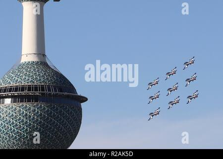 La ville de Koweït, Koweït. 18 Nov 2018. L'Armée de l'air italienne de l'équipe acrobatique "Frecce Tricolori" effectue dans la ville de Koweït, le 18 novembre 2018. La semaine italienne '2018', qui vise à renforcer les bonnes relations entre l'Italie et le Koweït, ont démarré le dimanche au Koweït. Un show aérien effectué au tours du Koweït par l'Armée de l'air italienne de l'équipe acrobatique "Frecce Tricolori", l'un des plus célèbre formation acrobatique, a ouvert l'activité. (Xinhua/Joseph Shagra)(dh) Credit : Xinhua/Alamy Live News Banque D'Images