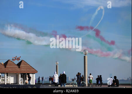 La ville de Koweït, Koweït. 18 Nov 2018. L'Armée de l'air italienne de l'équipe acrobatique "Frecce Tricolori" effectue dans la ville de Koweït, le 18 novembre 2018. La semaine italienne '2018', qui vise à renforcer les bonnes relations entre l'Italie et le Koweït, ont démarré le dimanche au Koweït. Un show aérien effectué au tours du Koweït par l'Armée de l'air italienne de l'équipe acrobatique "Frecce Tricolori", l'un des plus célèbre formation acrobatique, a ouvert l'activité. (Xinhua/Nie Yunpeng)(dh) Credit : Xinhua/Alamy Live News Banque D'Images