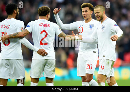 Londres, Royaume-Uni. 18 novembre 2018. Alli Dele au racing (20) (centre droit) célèbre l'Angleterre gagner 2-1 au racing avec Eric Dier (4) (à droite) au cours de l'UEFA Ligue Nations match entre l'Angleterre et la Croatie au stade de Wembley, Londres, le dimanche 18 novembre 2018. (©MI News & Sport Ltd | Alamy Live News) Banque D'Images