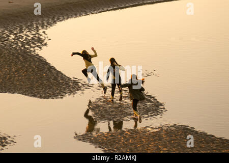 Lancashire, Royaume-Uni.18 novembre 2018.Ciel clair et coucher de soleil coloré sur la mer dans le centre de villégiature nord-ouest.Crédit : MediaWorldImages/AlamyLiveNews. Banque D'Images