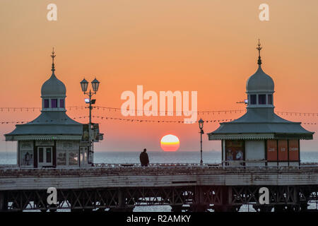 Blackpool, Lancashire, Royaume-Uni. 18 novembre 2018. Ciel clair et soleil colorés sur la promenade du front de mer Pier, dans le nord-ouest de la station. Banque D'Images