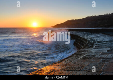 Lyme Regis, dans le Dorset, UK. 18 novembre 2018. Météo britannique. Coucher du soleil vu du mur du port de Cobb à la fin d'une journée ensoleillée d'automne à la station balnéaire de Lyme Regis dans le Dorset. Crédit photo : Graham Hunt/Alamy Live News Banque D'Images