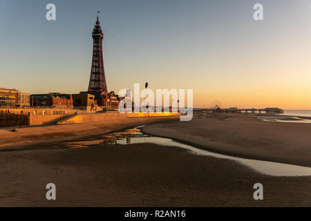 Blackpool UK, 18 novembre 2018. Météo nouvelles. La météo est un peu fraîche le long de la côte à Blackpool ce soir. Une fois enveloppé si beaucoup de gens sont sans profiter de la belle lumière du soir. ©Gary Telford/Alamy live news Banque D'Images