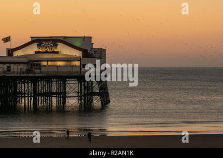 Blackpool UK, 18 novembre 2018. Météo nouvelles. La météo est un peu fraîche le long de la côte à Blackpool ce soir. Une fois enveloppé si beaucoup de gens sont sans profiter de la belle lumière du soir. ©Gary Telford/Alamy live news Banque D'Images