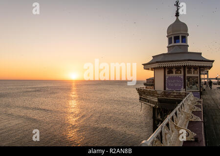 Blackpool UK, 18 novembre 2018. Météo nouvelles. La météo est un peu fraîche le long de la côte à Blackpool ce soir. Une fois enveloppé si beaucoup de gens sont sans profiter de la belle lumière du soir. ©Gary Telford/Alamy live news Banque D'Images