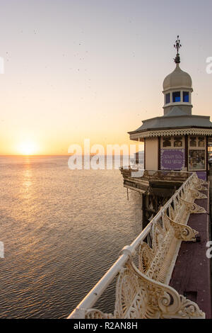 Blackpool UK, 18 novembre 2018. Météo nouvelles. La météo est un peu fraîche le long de la côte à Blackpool ce soir. Une fois enveloppé si beaucoup de gens sont sans profiter de la belle lumière du soir. ©Gary Telford/Alamy live news Banque D'Images