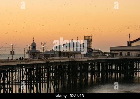 Blackpool UK, 18 novembre 2018. Météo nouvelles. La météo est un peu fraîche le long de la côte à Blackpool ce soir. Une fois enveloppé si beaucoup de gens sont sans profiter de la belle lumière du soir. ©Gary Telford/Alamy live news Banque D'Images