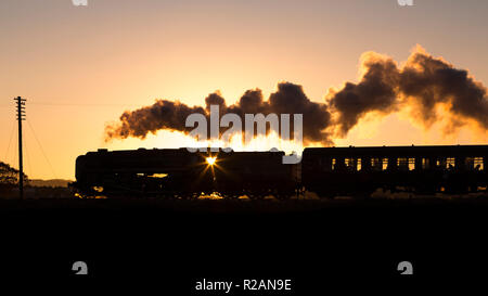 Le Leicestershire, UK. 18 novembre 2018. British Railways Standard Class 9F 2-10-0 'Leicester City' tire un train de voyageurs pendant le coucher du soleil sur le Great Central Railway, Quorn & Woodhouse, Loughborough, Leicestershire, UK. 18 novembre 2018. Photo de Richard Holmes. Crédit : Richard Holmes/Alamy Live News Banque D'Images