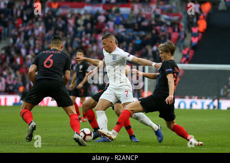 Londres, Royaume-Uni. 18 novembre 2018. Ross Barkley de threads son chemin à travers l'Angleterre. Ligue des Nations Unies de l'UEFA A, groupe 4 match, l'Angleterre v la Croatie au stade de Wembley à Londres le dimanche 18 novembre 2018. Veuillez noter les images sont pour un usage éditorial uniquement. Photos par Andrew Verger/Alamy live news Banque D'Images