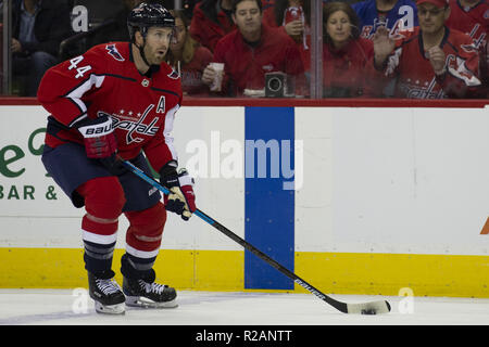 Washington, DC, USA. 17 Oct, 2018. Le défenseur Brooks Orpik Capitals de Washington (44) recherche un col pendant le match entre les Rangers de New York et les Capitals de Washington au Capitol une arène à Washington, DC Le 17 octobre 2018. Crédit : Alex Edelman/ZUMA/Alamy Fil Live News Banque D'Images