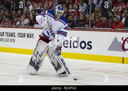 Washington, DC, USA. 17 Oct, 2018. Le gardien des Rangers de New York Henrik Lundqvist (30) efface la rondelle pendant le match entre les Rangers de New York et les Capitals de Washington au Capitol une arène à Washington, DC Le 17 octobre 2018. Crédit : Alex Edelman/ZUMA/Alamy Fil Live News Banque D'Images