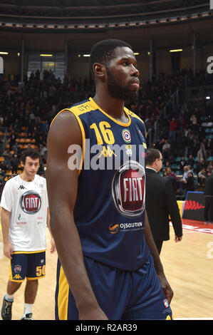 Foto Massimo Paolone/LaPresse 18 novembre 2018 Bologna (BO) Italia sport basket Segafredo Virtus Bologne vs Auxilium Fiat Torino - Campionato Italiano di panier PosteMobile Serie A 2018/2019 - PalaDozza Nella foto : Mouhammadou Jaiteh (Fiat Torino Auxilium) esce dal campo un testa bassa une amende partita Photo Massimo Paolone/LaPresse 18 novembre 2018 Bologna (BO) Italy sport basket Segafredo Virtus Bologne vs Auxilium Fiat Torino - Serie A ligue de basket-ball italien PosteMobile 2018/2019 - PalaDozza dans le pic : Mouhammadou Jaiteh (Fiat Torino Auxilium) quitte le terrain, la tête en bas, à l'e Banque D'Images