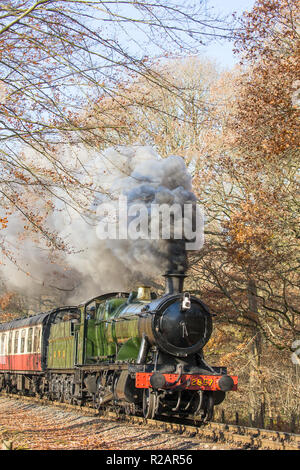 Bewdley, UK. 18 novembre, 2018. Météo France : les voyageurs sur la Severn Valley Railway (a heritage railway entre Kidderminster et Bridgnorth) Profitez de l'automne glorieux soleil comme leur vintage UK locomotive à vapeur passe à travers le beau, l'automne, rural, campagne du Worcestershire. Credit : Lee Hudson/Alamy Live News Banque D'Images