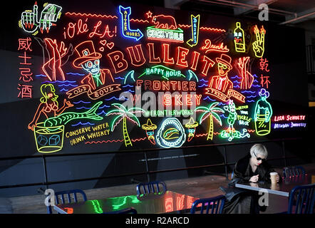 Los Angeles, USA. 08Th Nov, 2018. Whisky Bulleit Frontier Works en néon au Grand Central Market. Credit : Britta Pedersen/dpa-Zentralbild/ZB/dpa/Alamy Live News Banque D'Images