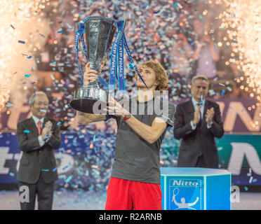 O2, Londres, Royaume-Uni. 18 novembre, 2018. Alexander Zverev remporte le match final mens en 5 sets 6-4 6-3, en battant le numéro 1 mondial Novak Djokovic. Image : Zverev avec le trophée gagnants flanquée d'Hideo Takasaki, président-directeur général de Nitto, et Chris Kermode, Président exécutif et président de l'ATP. Credit : Malcolm Park/Alamy Live News. Banque D'Images