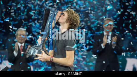 O2, Londres, Royaume-Uni. 18 novembre, 2018. Alexander Zverev remporte le match final mens en 5 sets 6-4 6-3, en battant le numéro 1 mondial Novak Djokovic. Image : Zverev avec le trophée gagnants flanquée d'Hideo Takasaki, président-directeur général de Nitto, et Chris Kermode, Président exécutif et président de l'ATP. Credit : Malcolm Park/Alamy Live News. Banque D'Images