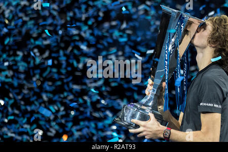 Alexander Zverev (Allemagne) remporte la fin de l'année finale et pose avec le trophée lors de la finale de l'ATP Nitto 2018 de Londres à l'O2, Londres, Angleterre le 18 novembre 2018. Photo par Andy Rowland. Banque D'Images