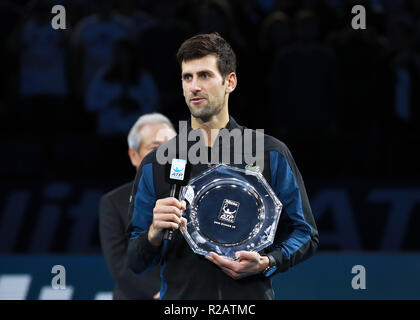18 novembre 2018, O2 Arena, London, England ; Nitto ATP Tennis finale ; finaliste Novak Djokovic (SRB) remercie la foule comme il est titulaire de la plaque d'runner Banque D'Images