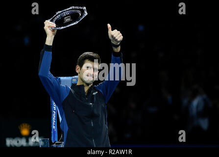 18 novembre 2018, O2 Arena, London, England ; Nitto ATP Tennis Finale, Novak Djokovic (SRB) avec le Runner Up Trophy après perdu à Alexandre Zverev (GER) Banque D'Images
