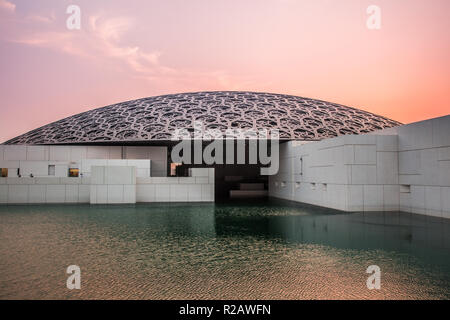 Abu Dhabi, Émirats arabes unis, le 7 octobre, 2018 : Musée du Louvre Abu Dhabi dans la lumière du soir.. Banque D'Images