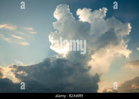 Ciel coucher de soleil spectaculaire, fantastique, belle fond naturel. Coucher de soleil illumine les nuages Banque D'Images