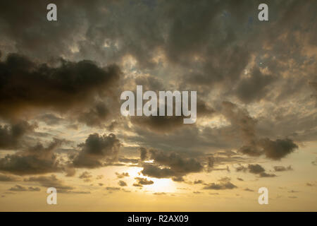 Ciel coucher de soleil spectaculaire, fantastique, belle fond naturel. Coucher de soleil illumine les nuages Banque D'Images