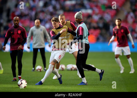 Anglais John Stones (centre gauche) et Marcus Rashford (centre droit) pendant le préchauffage avant l'UEFA, la Ligue des Nations Unies un groupe4 match au stade de Wembley, Londres. Banque D'Images