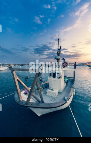 Un bateau de pêche amarré au port de La Duquesa, Espagne. Banque D'Images