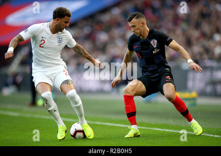 La Croatie Ivan Perisic (à droite) et l'Angleterre, Kyle Walker (à gauche) bataille pour la balle au cours de l'UEFA, la Ligue des Nations Unies un groupe4 match au stade de Wembley, Londres. Banque D'Images