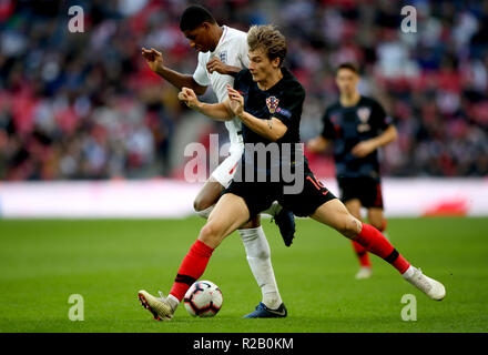 L'Angleterre Marcus Rashford (à gauche) et la Croatie a Tin Jedvaj (à droite) bataille pour la balle au cours de l'UEFA, la Ligue des Nations Unies un groupe4 match au stade de Wembley, Londres. Banque D'Images