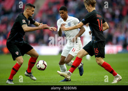 L'Angleterre Marcus Rashford (centre) batailles pour la balle avec la Croatie Dejan Lovren (à gauche) et l'étain Jedvaj (à droite) au cours de l'UEFA, la Ligue des Nations Unies un groupe4 match au stade de Wembley, Londres. Banque D'Images