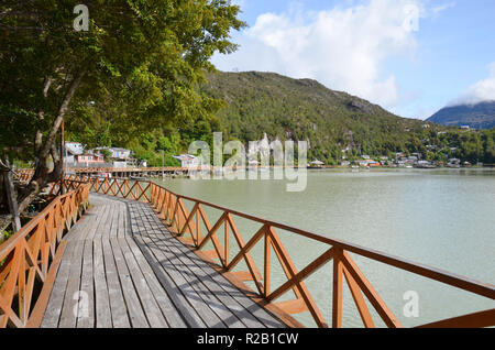 Passerelle en bois qui traverse Tortel, d'Aysen, Chili Banque D'Images