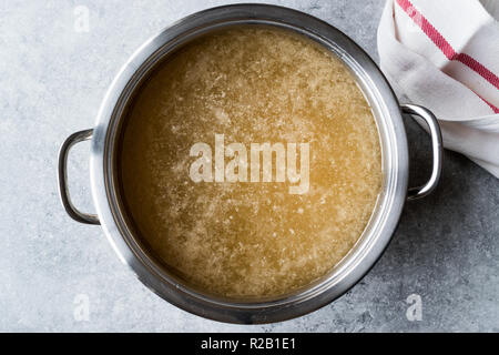 Bouillon Bouillon d'os en metal Pan. L'alimentation biologique. Banque D'Images