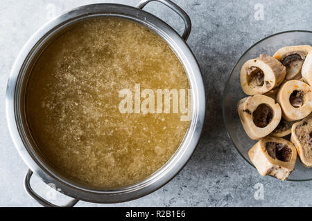 Bouillon Bouillon d'os en metal Pan. L'alimentation biologique. Banque D'Images