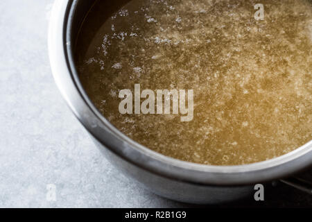 Bouillon Bouillon d'os en metal Pan. L'alimentation biologique. Banque D'Images