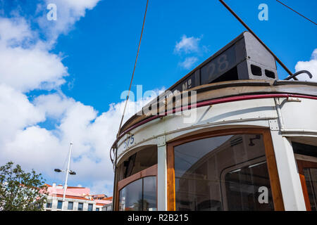 Célèbre n° 28 Chariot à Lisbonne, capitale du Portugal, la tête vers le château São Jorge, Juillet 1, 2018. Banque D'Images