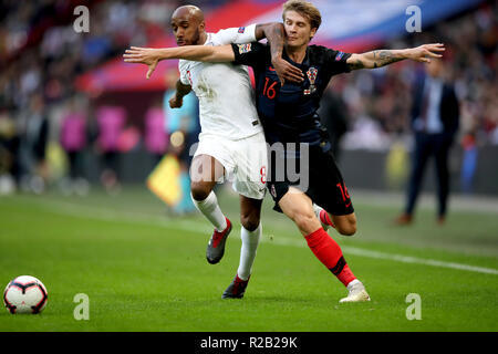 Fabian Delph de l'Angleterre (à gauche) et la Croatie a Tin Jedvaj (à droite) bataille pour la balle au cours de l'UEFA, la Ligue des Nations Unies un groupe4 match au stade de Wembley, Londres. Banque D'Images