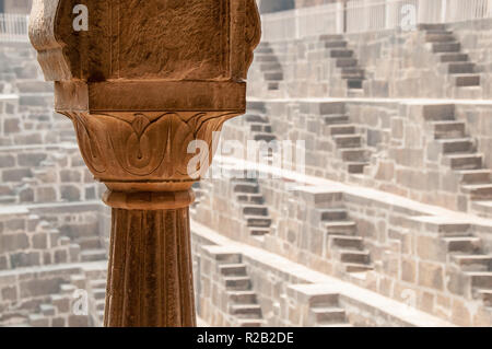 Colonne d'un pavillon qui donne sur l'escalier de Chand Baori Abhaneri au Rajasthan Banque D'Images