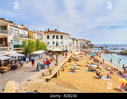 Les touristes bénéficiant d'un bain de soleil en Platja d'En Calau, une plage de Calella de Palafrugell, Girona, Costa Brava, Catalogne, Espagne. Banque D'Images